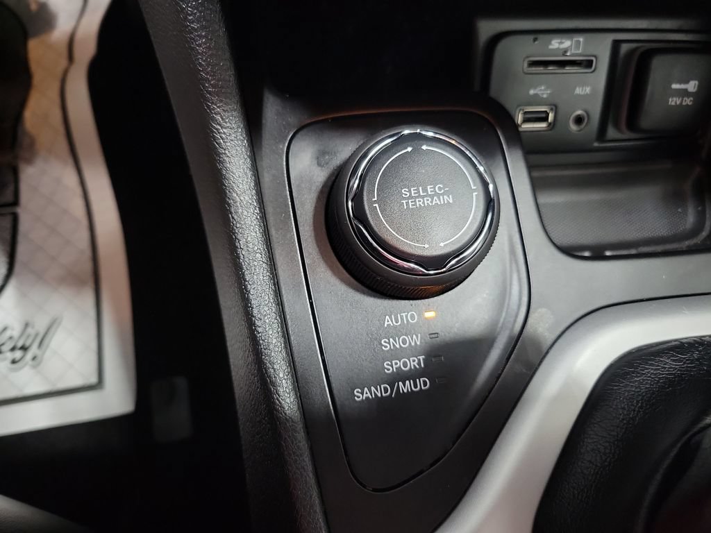 Certified 2018 Jeep Cherokee Overland w/ Technology Group AWD/4WD image 39