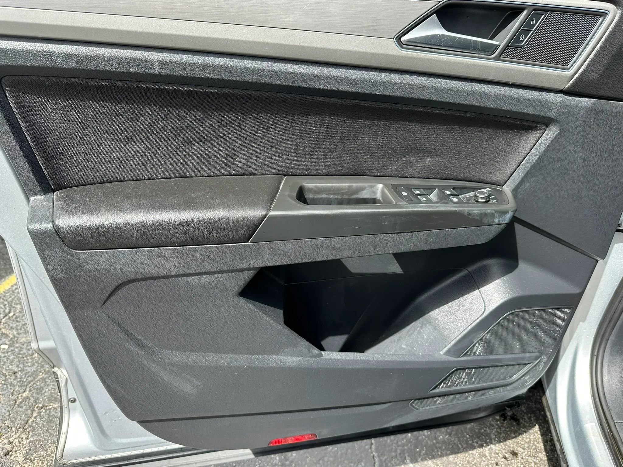 Used 2018 Volkswagen Atlas Launch Edition FWD image 9