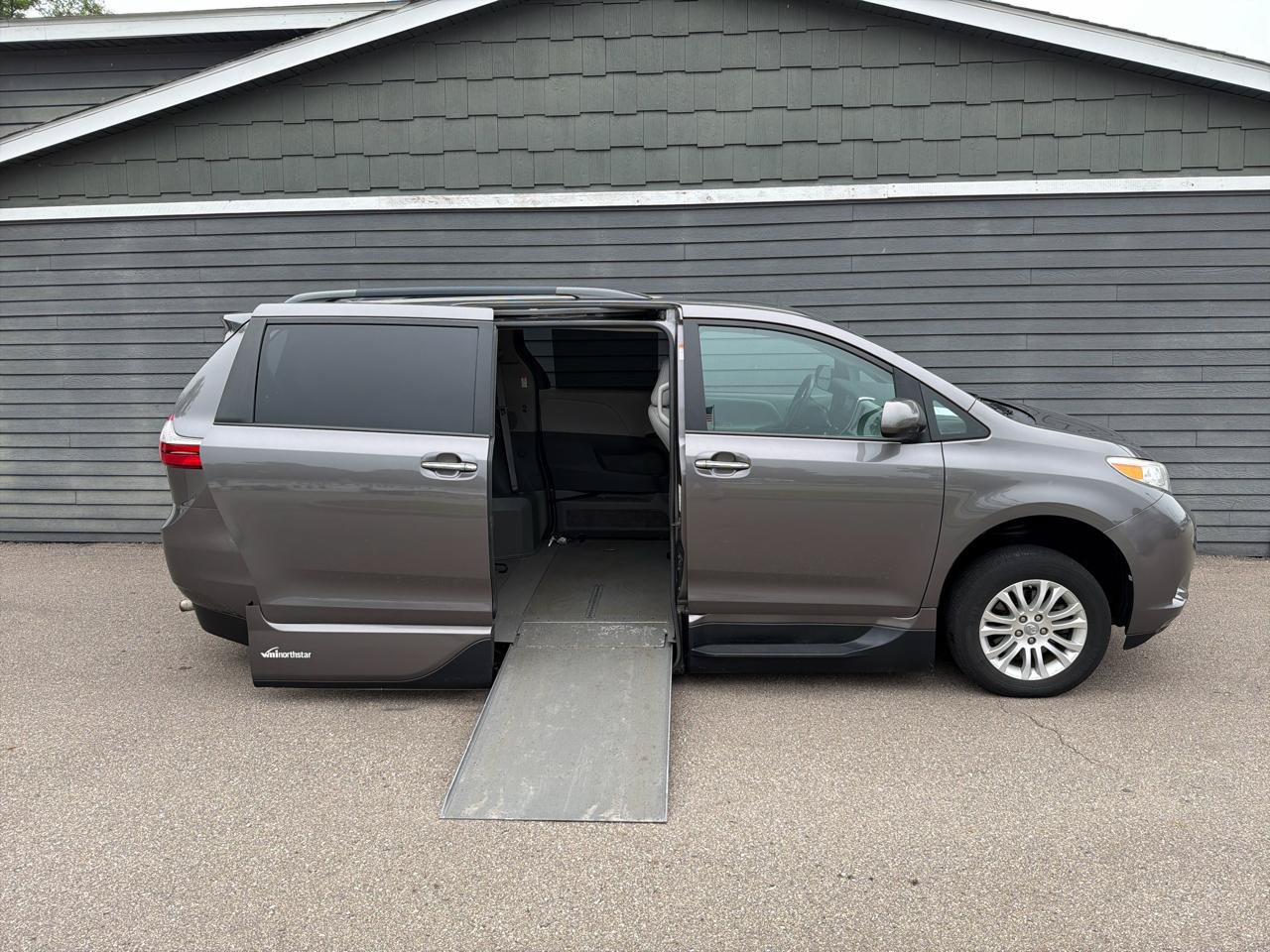 Used 2017 Toyota Sienna XLE FWD image 3