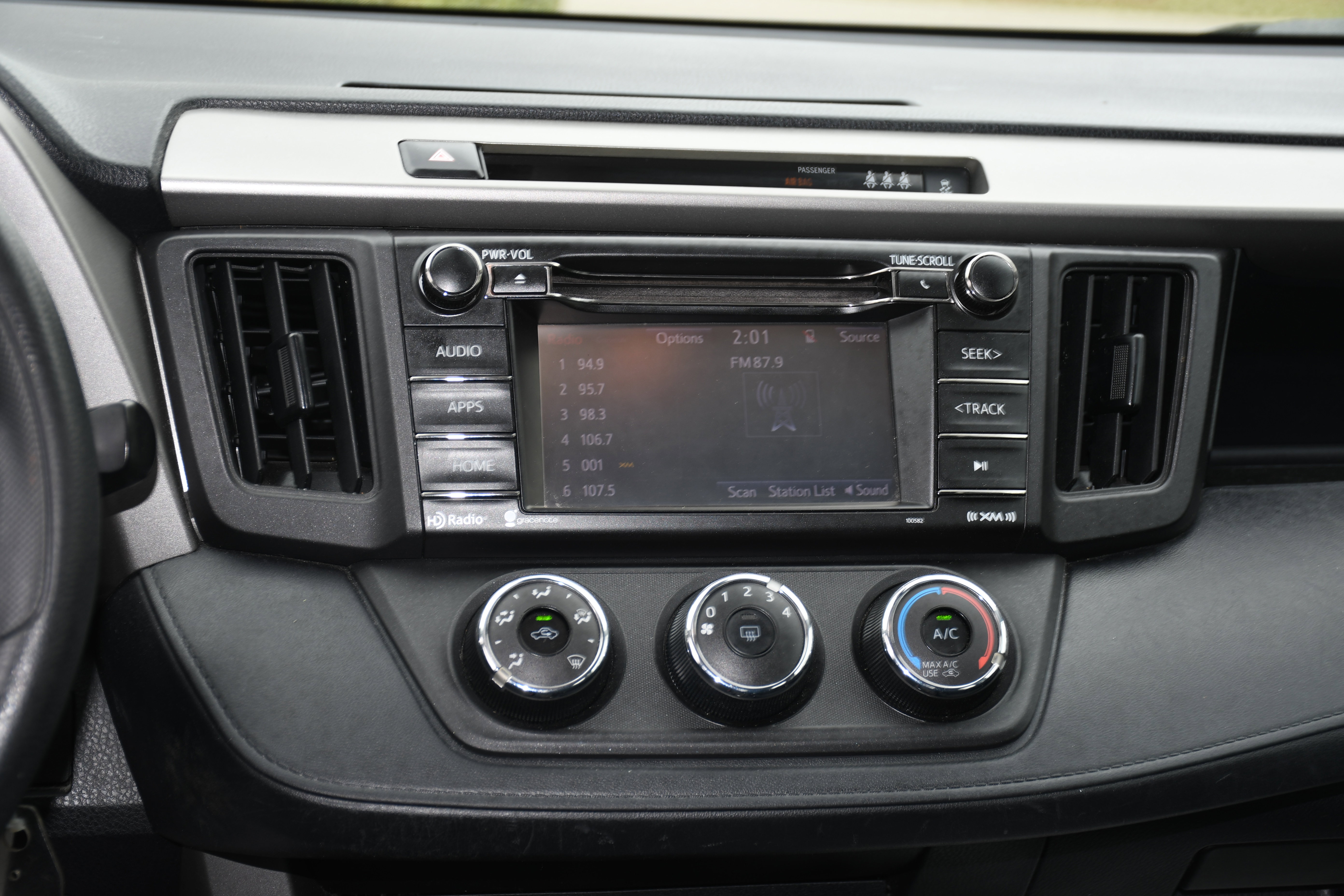 Used 2018 Toyota RAV4 LE FWD image 15