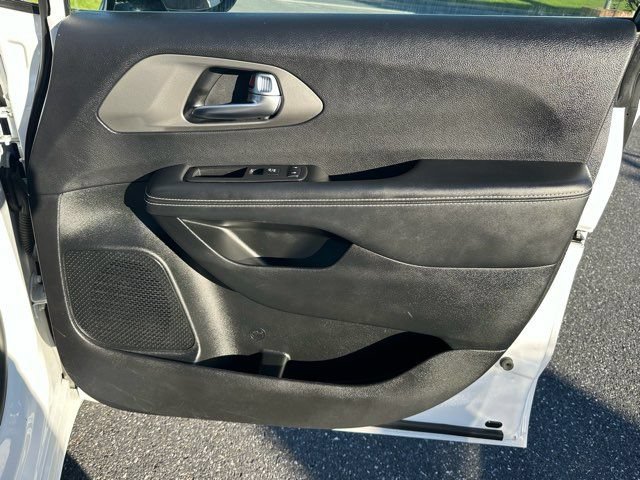 Used 2025 Chrysler Pacifica Select FWD image 19