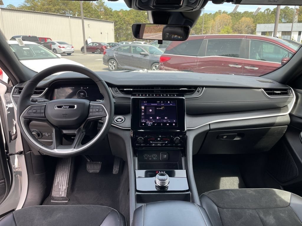 Used 2025 Jeep Grand Cherokee Altitude AWD/4WD image 19
