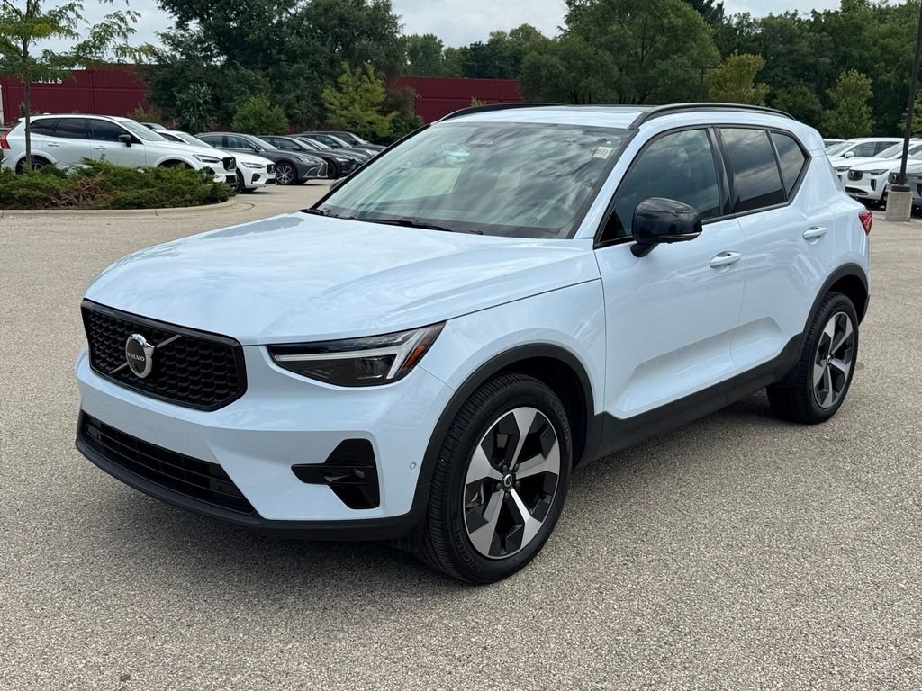 Used 2026 Volvo XC40 B5 Plus AWD/4WD image 1