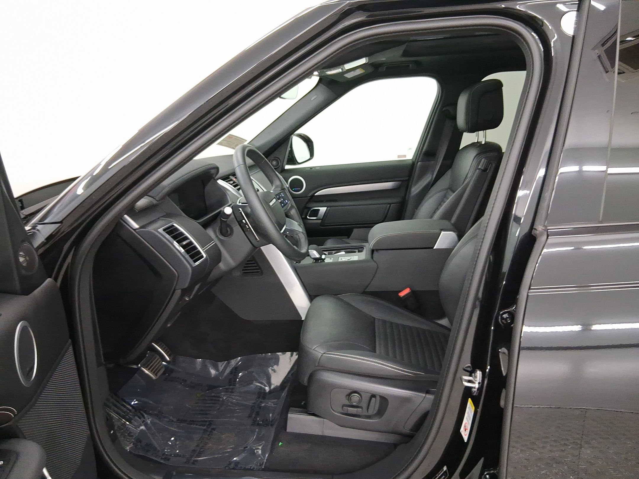 Used 2025 Land Rover Discovery Dynamic SE image 5