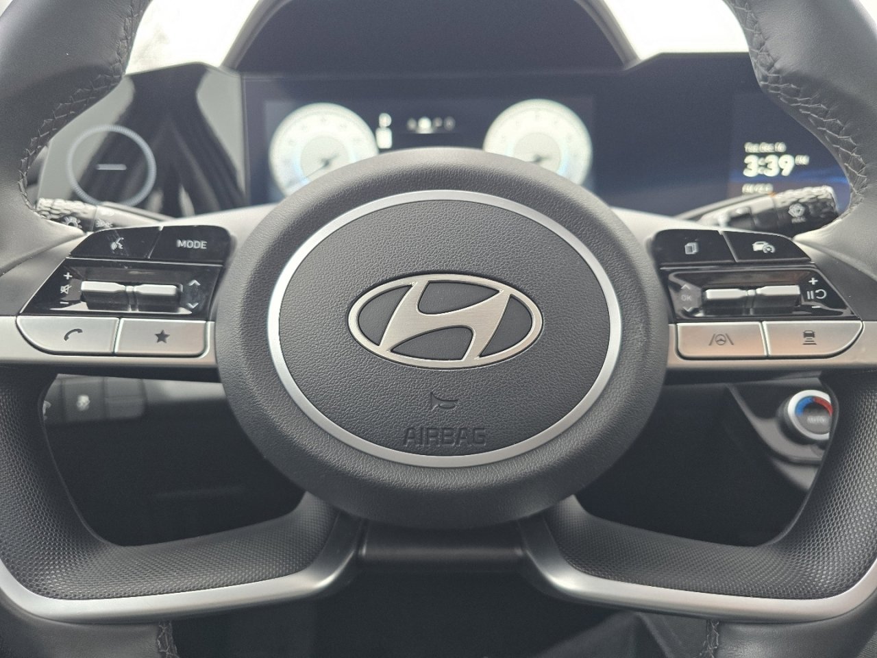 Used 2025 Hyundai Elantra SEL image 24