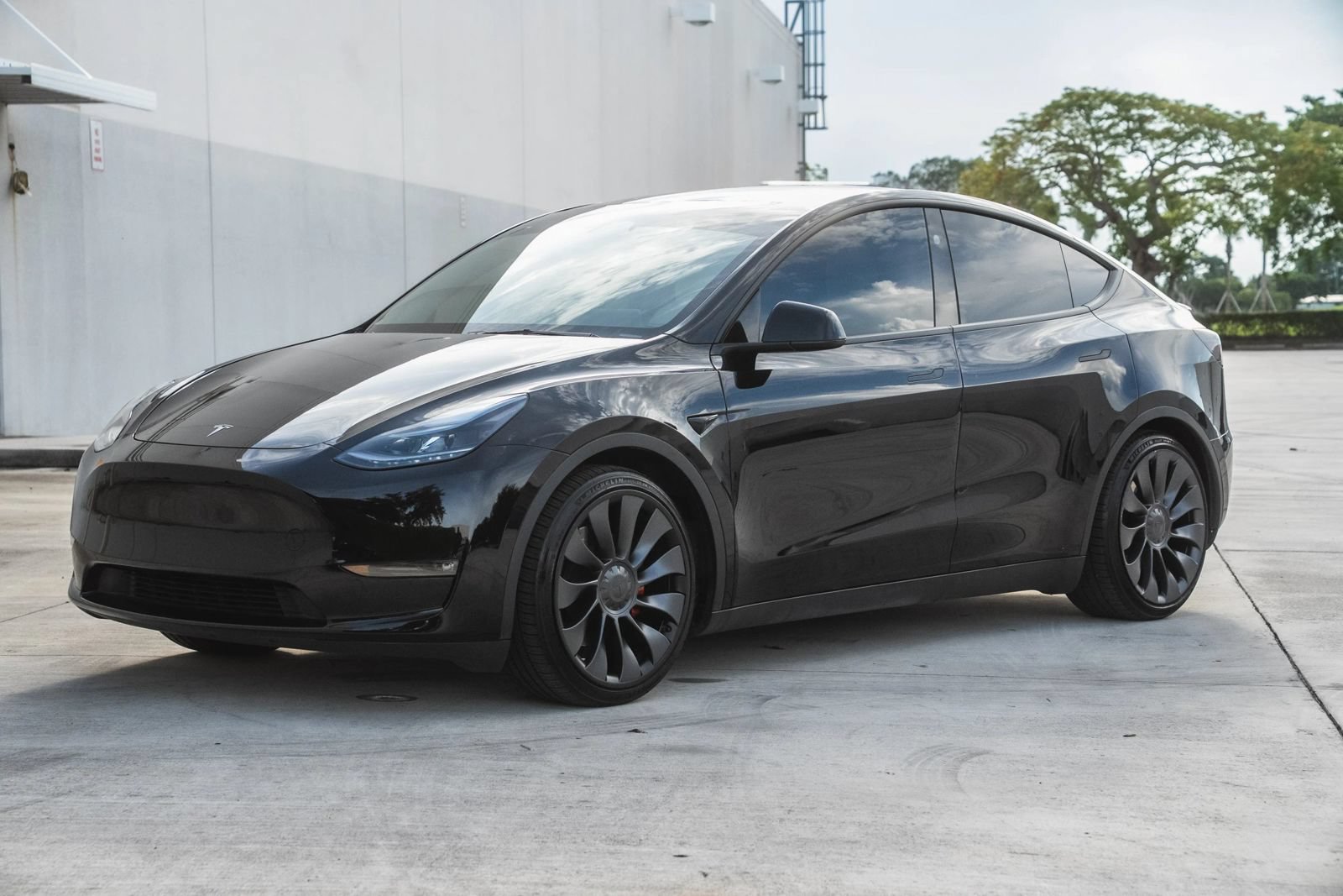 Used 2024 Tesla Model Y Performance AWD/4WD image 2