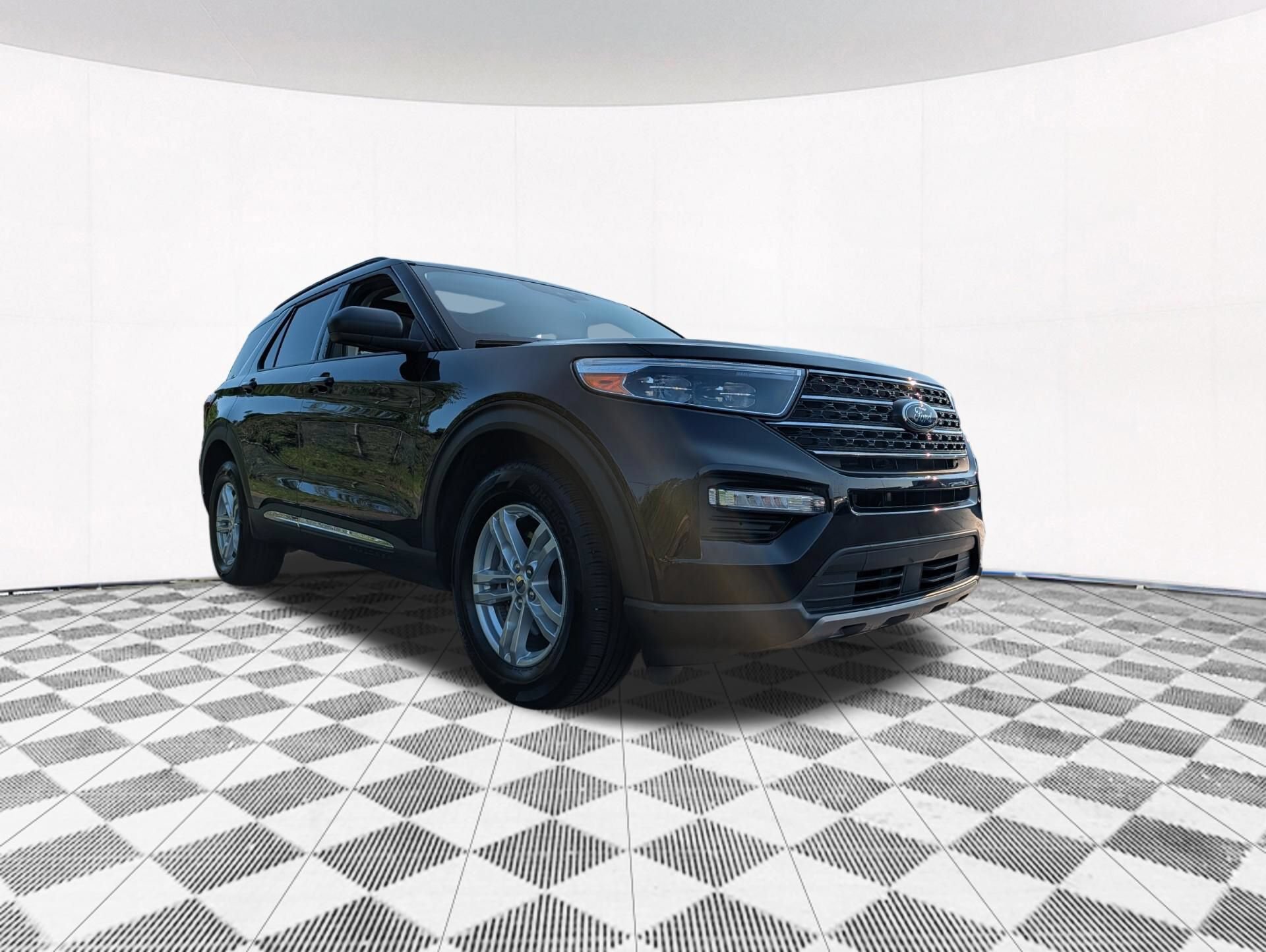 Used 2023 Ford Explorer XLT w/ Equipment Group 202A AWD/4WD image 17