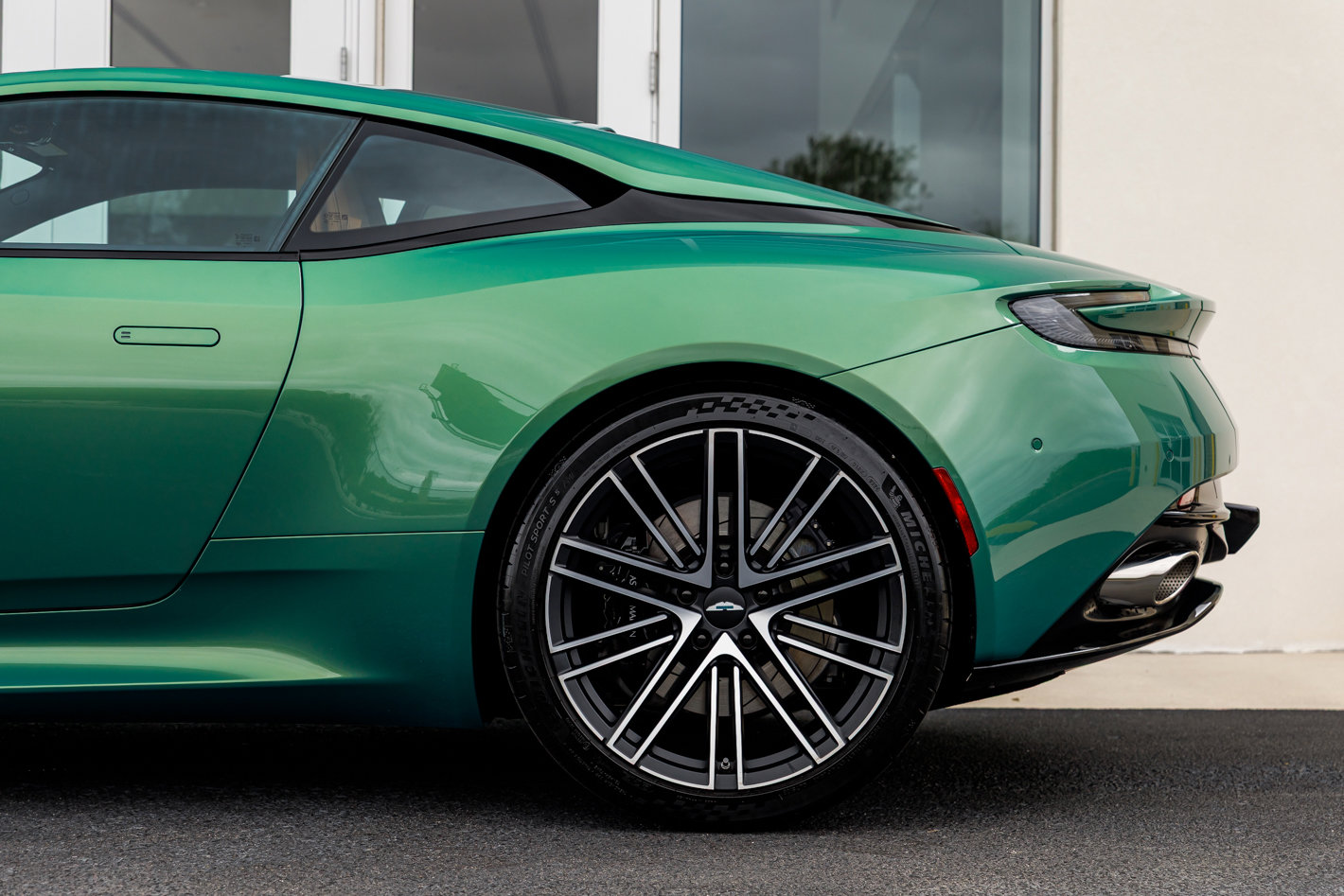 Used 2025 Aston Martin DB12 Coupe image 9