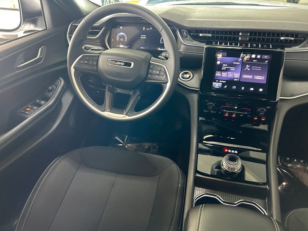 Used 2025 Jeep Grand Cherokee L Laredo image 9