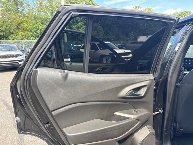 Used 2024 Chevrolet Trax RS FWD image 32
