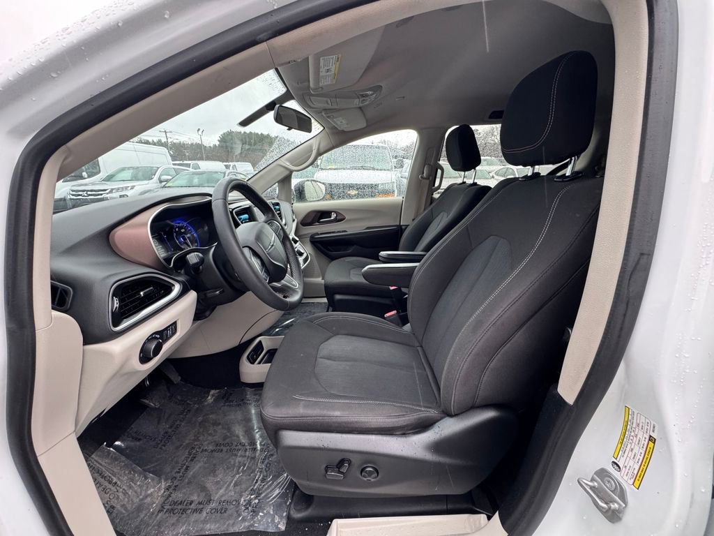 Used 2022 Chrysler Voyager LX image 23