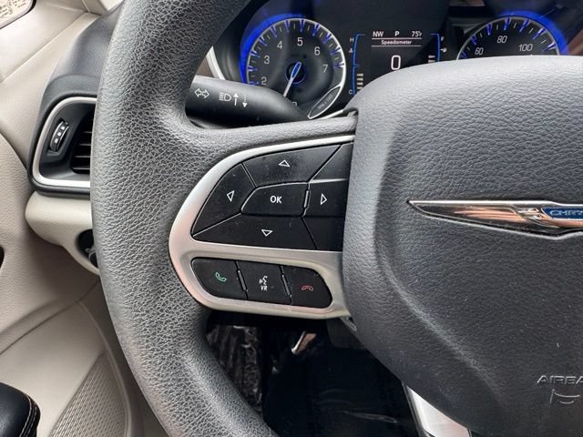 Used 2017 Chrysler Pacifica Touring FWD image 22