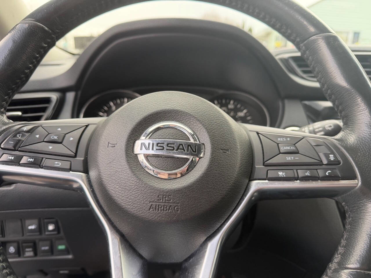 Used 2018 Nissan Rogue SV w/ Premium Package image 12