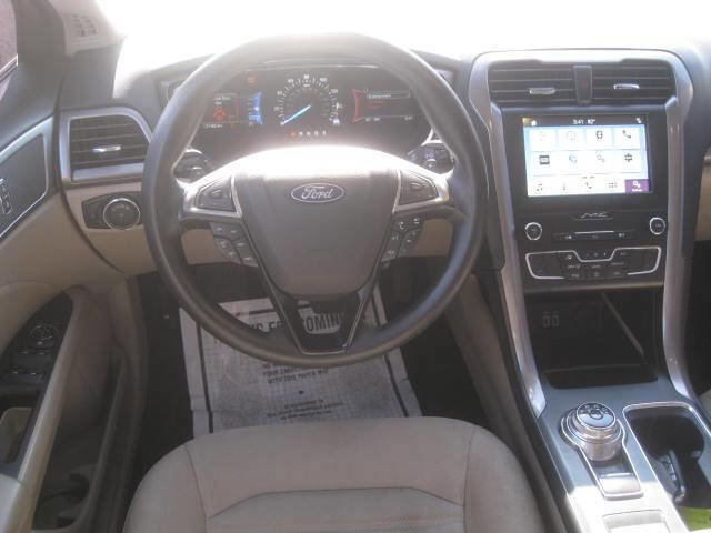 Used 2019 Ford Fusion SE image 13