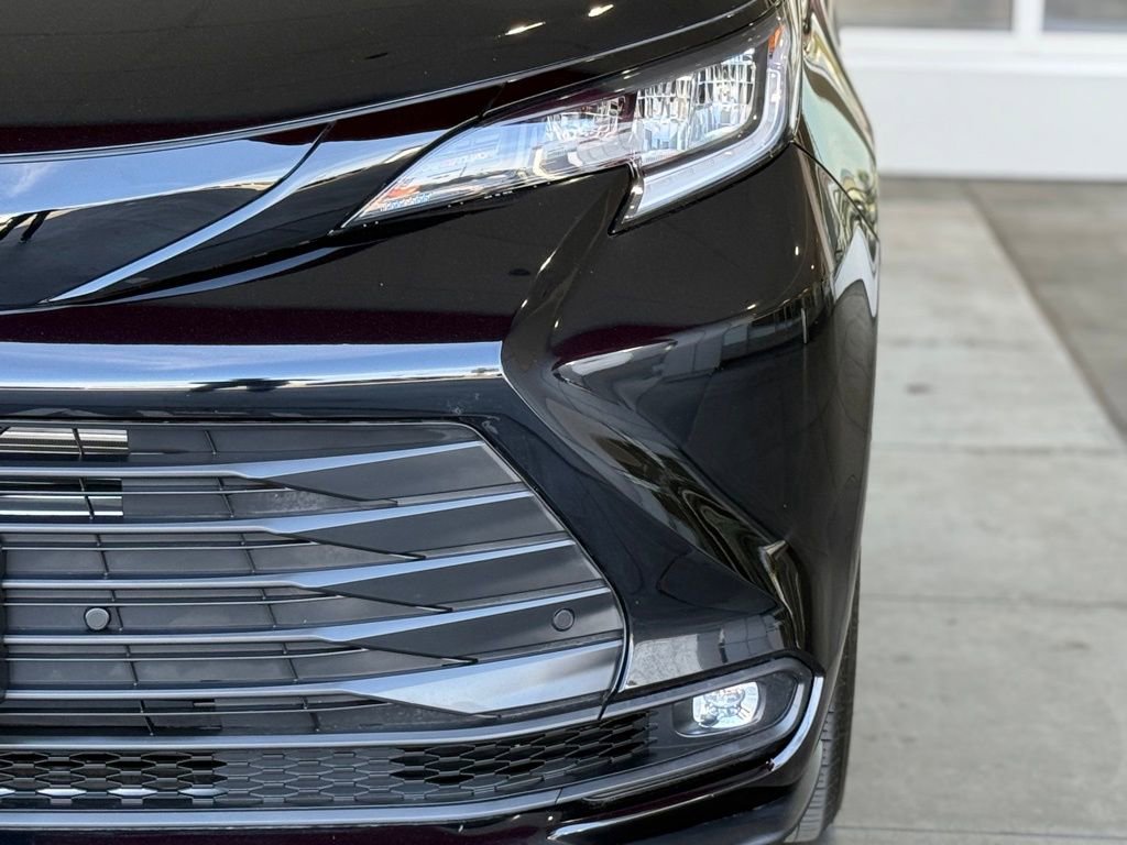 Certified 2025 Toyota Sienna XLE Woodland Edition image 6