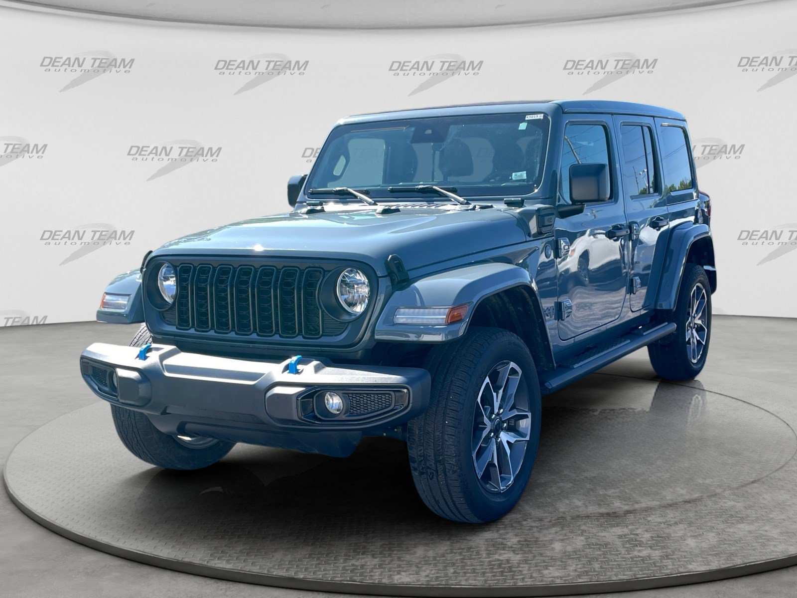Used 2024 Jeep Wrangler Unlimited w/ Convenience Group AWD/4WD image 3