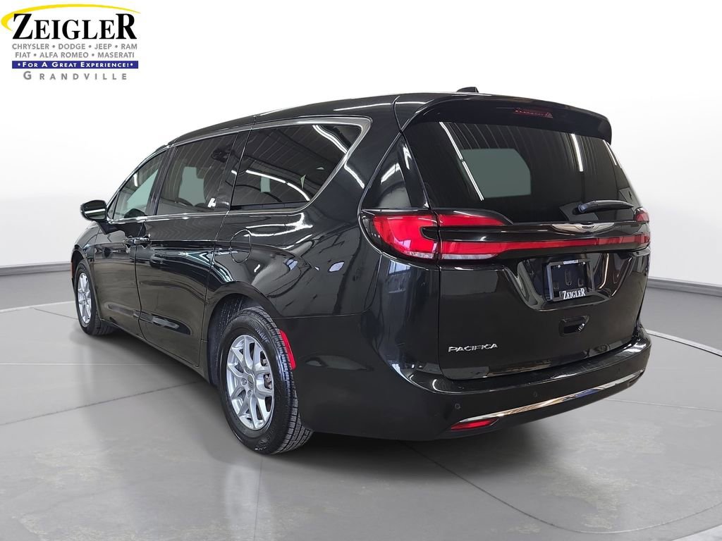 Certified 2023 Chrysler Pacifica Touring-L FWD image 7