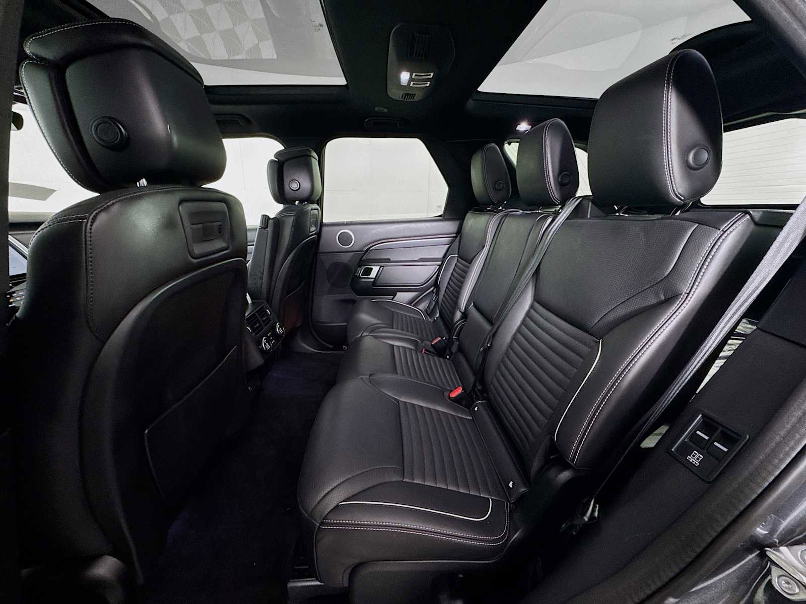 Used 2024 Land Rover Discovery Metropolitan Edition image 21