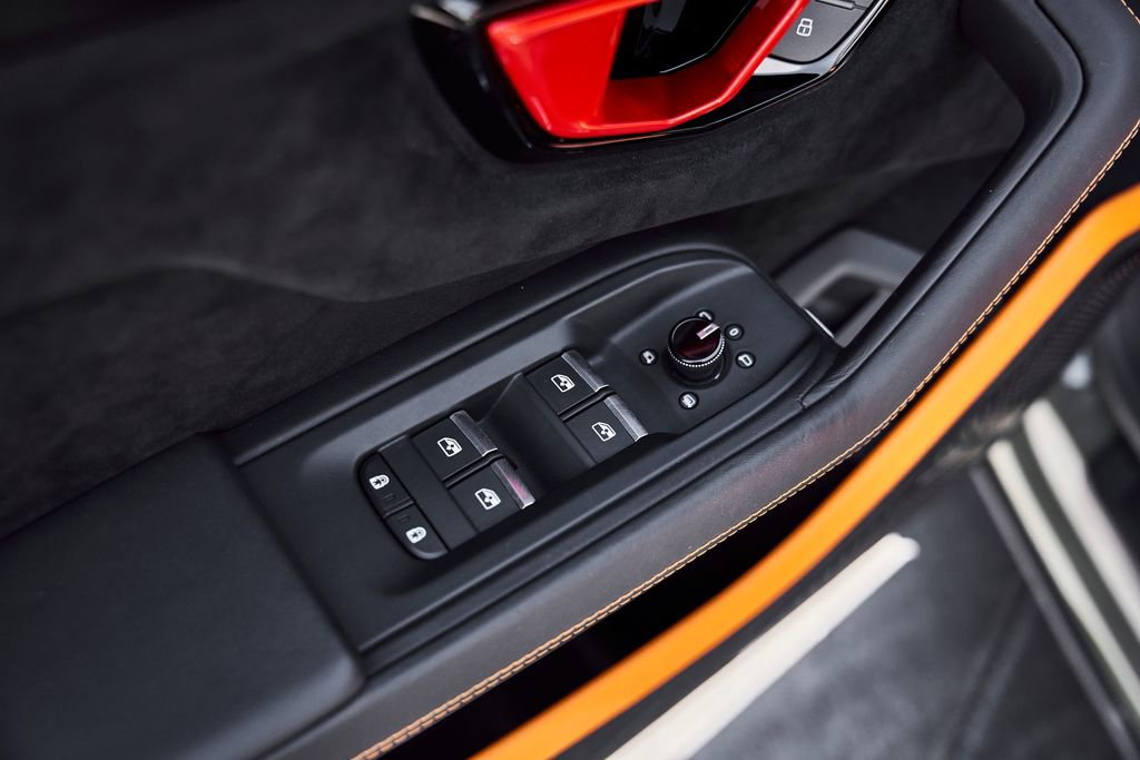 Used 2023 Lamborghini Urus Performante AWD/4WD image 40