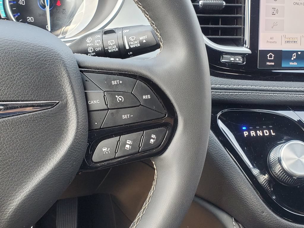 Used 2025 Chrysler Pacifica Limited FWD image 11