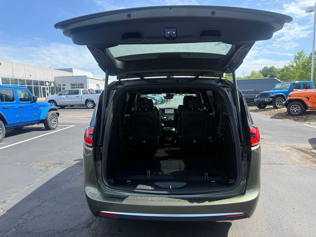 New 2027 Chrysler Pacifica Select FWD image 45