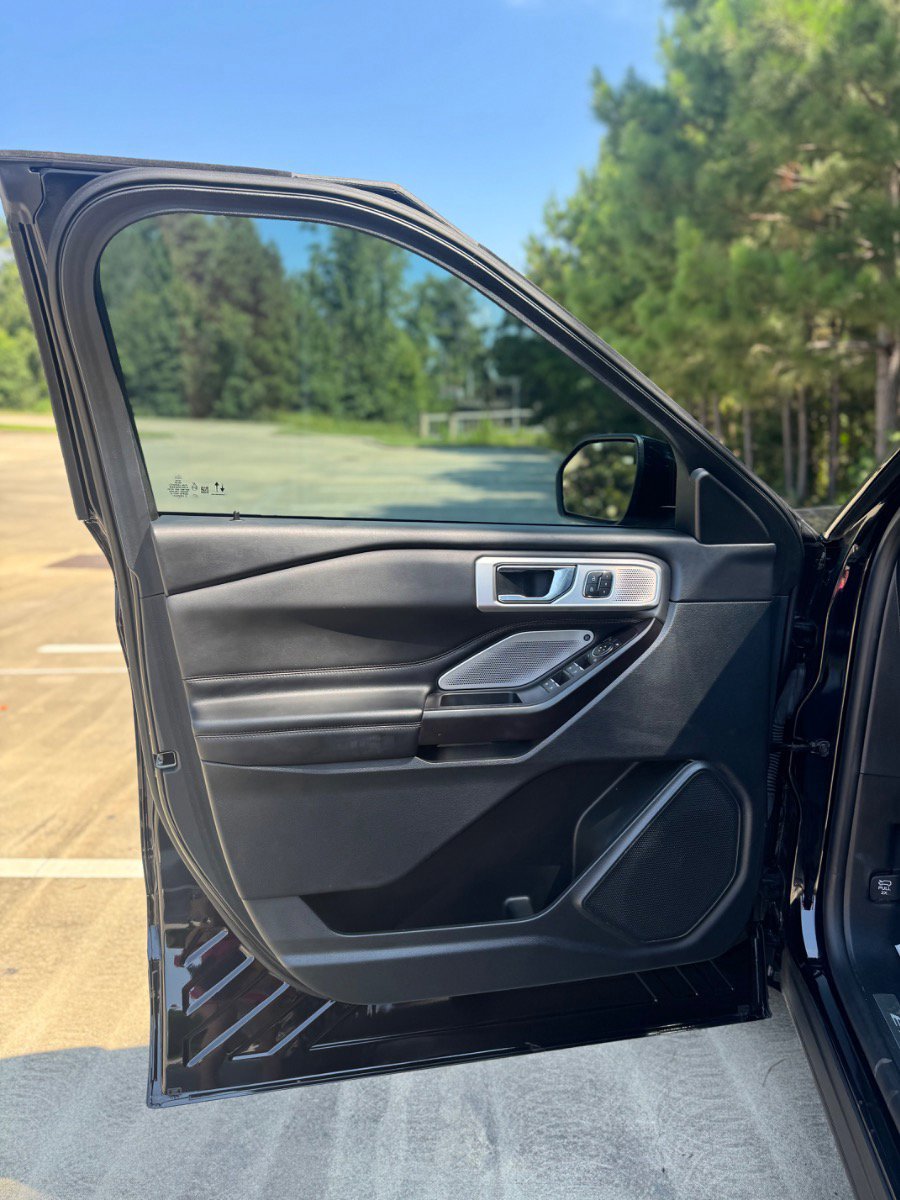 Used 2020 Ford Explorer Platinum w/ Premium Technology Package image 3