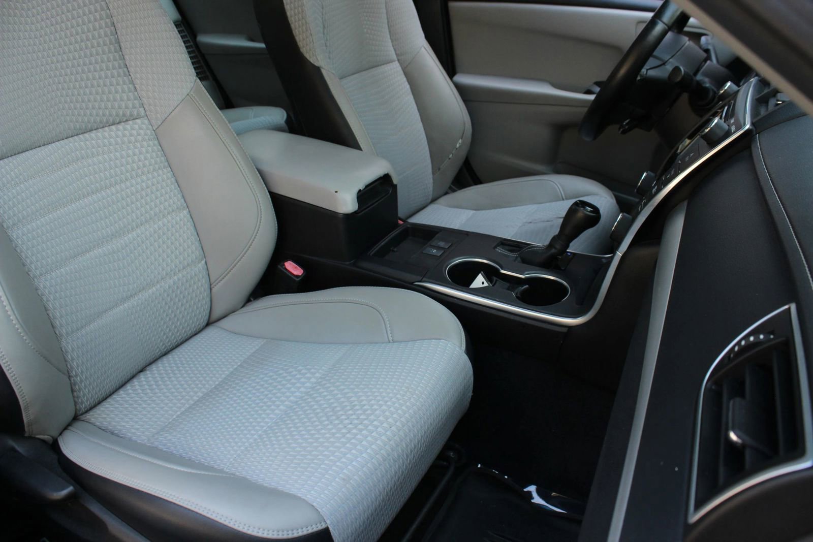 Used 2015 Toyota Camry SE w/ Moonroof Package FWD image 28