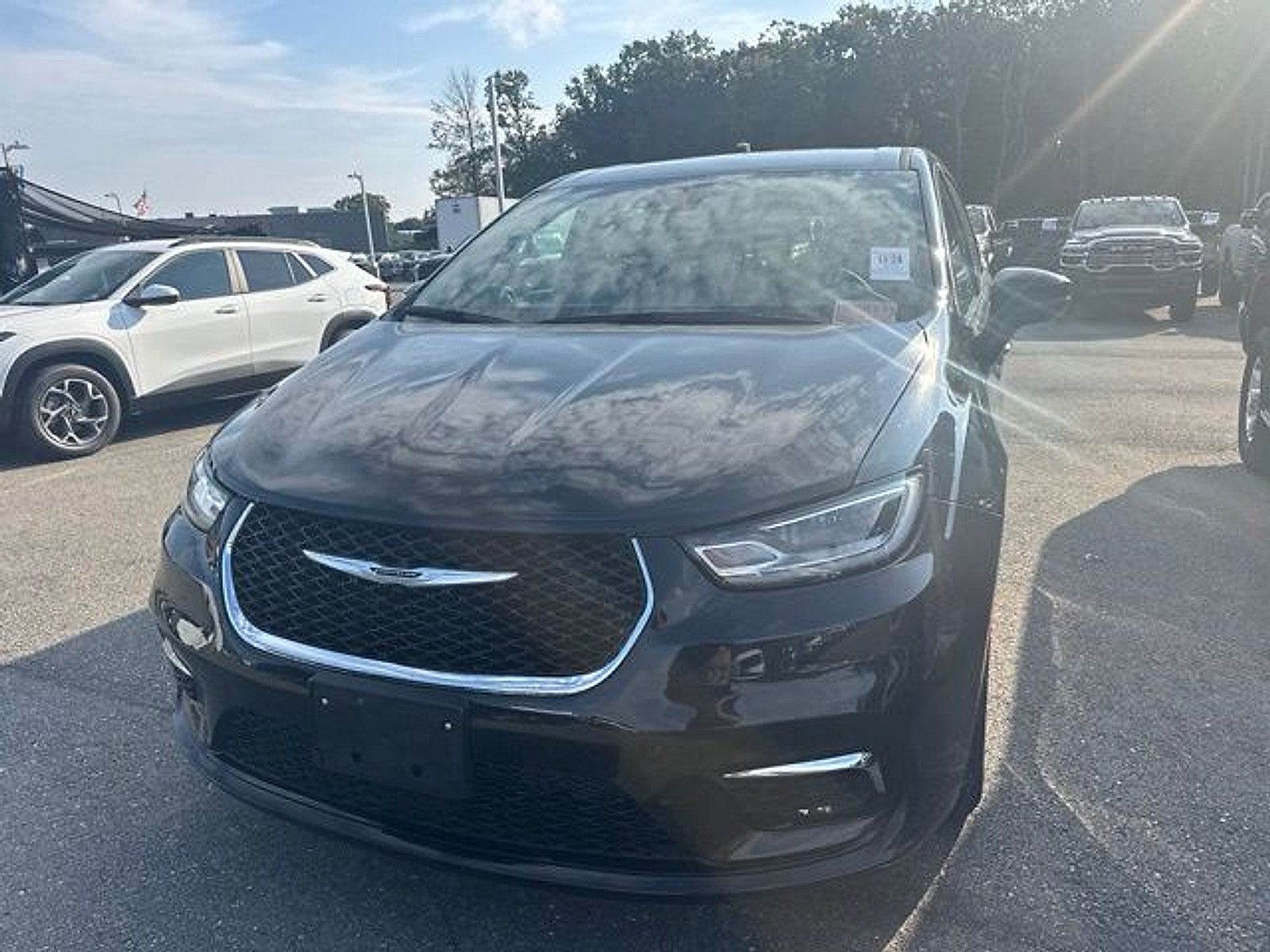 Used 2026 Chrysler Pacifica Select FWD image 4