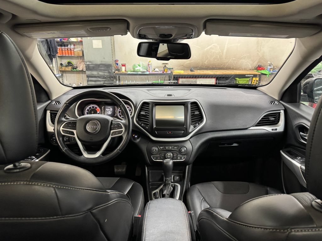 Used 2018 Jeep Cherokee Latitude Plus w/ Comfort/Convenience Group FWD image 27