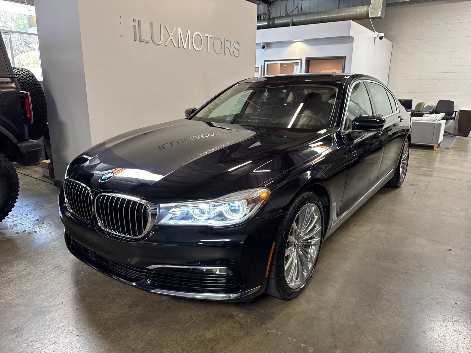 Used 2018 BMW 750i RWD image 1