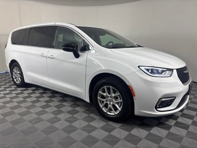 Used 2025 Chrysler Pacifica Select FWD image 31