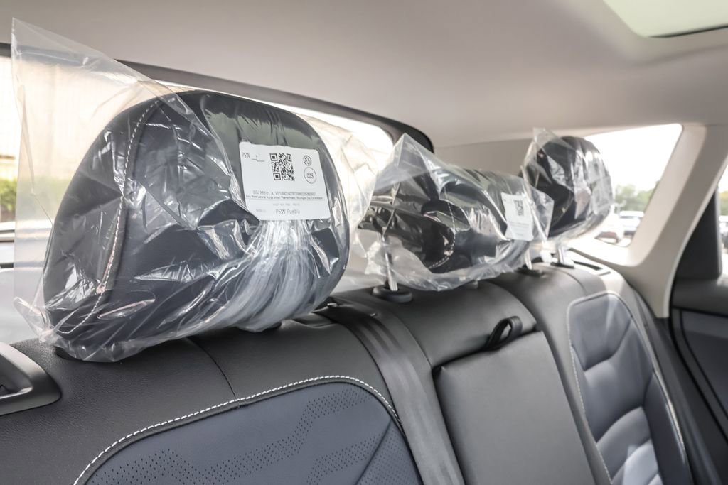 Used 2025 Volkswagen Taos SEL image 32