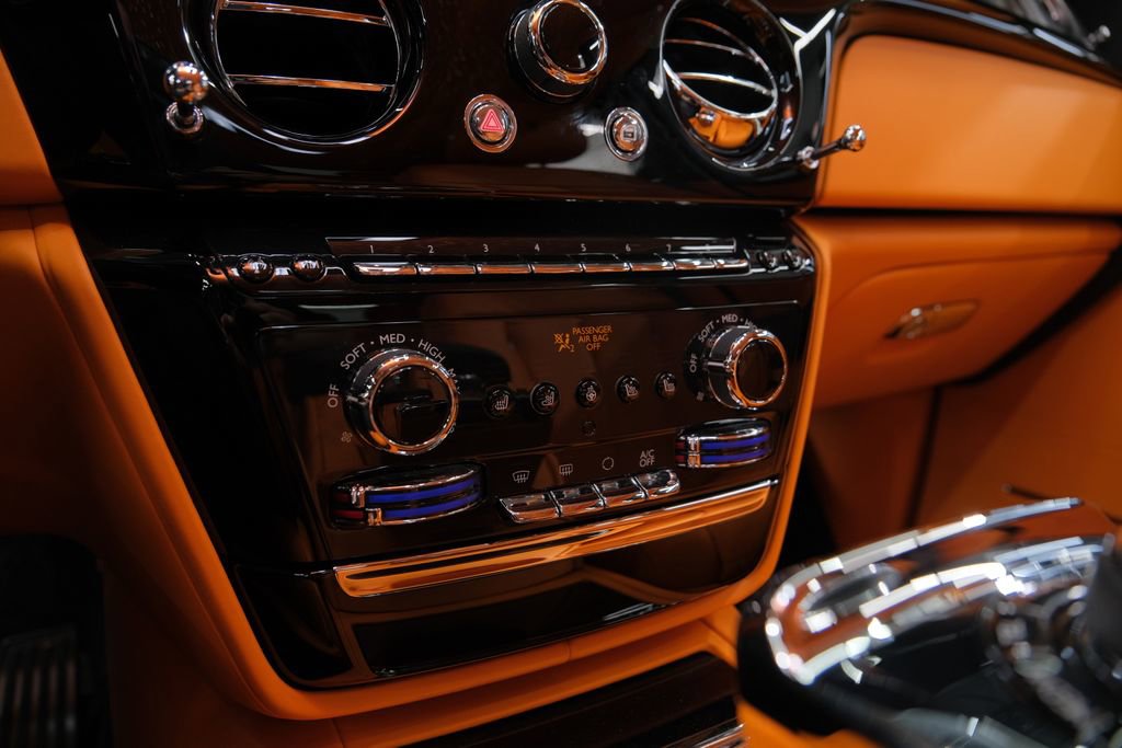 Used 2025 Rolls-Royce Phantom Sedan RWD image 96