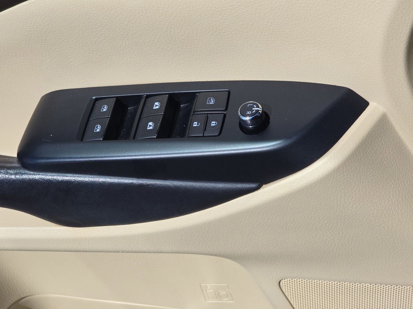 Used 2017 Toyota Highlander XLE image 36