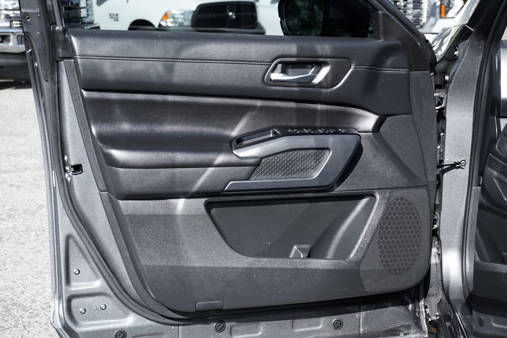 Used 2025 Nissan Pathfinder SL image 16