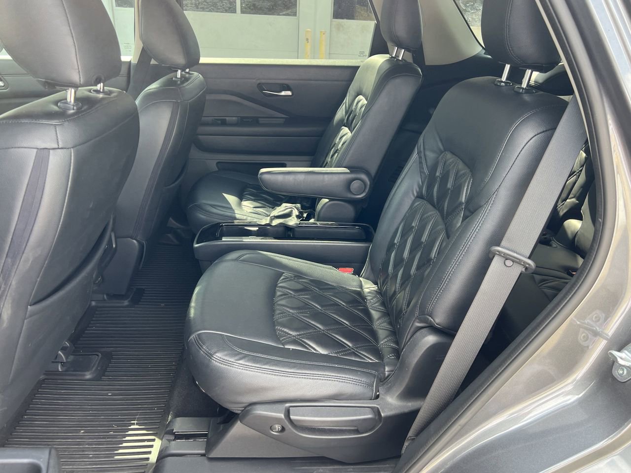 Used 2022 Nissan Pathfinder SV w/ SV Premium Package image 11