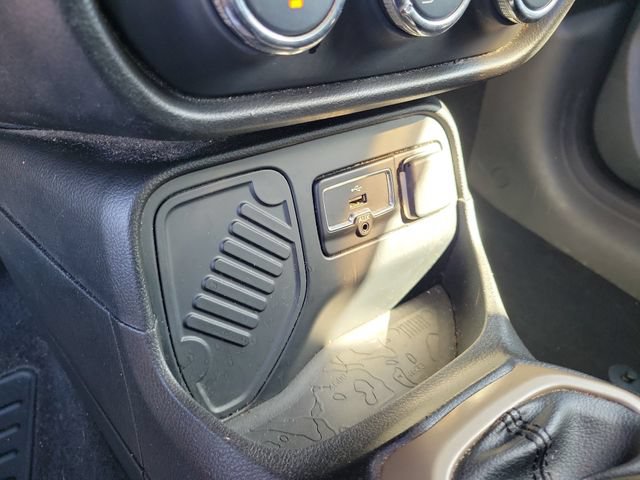 Used 2017 Jeep Renegade Sport w/ Power & Air Group FWD image 20