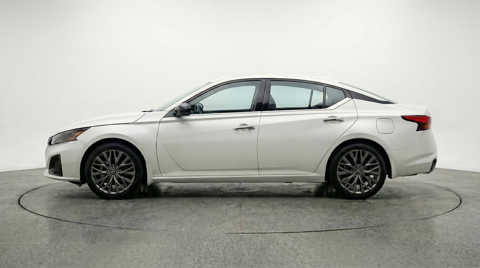 Used 2025 Nissan Altima 2.5 SV FWD image 5