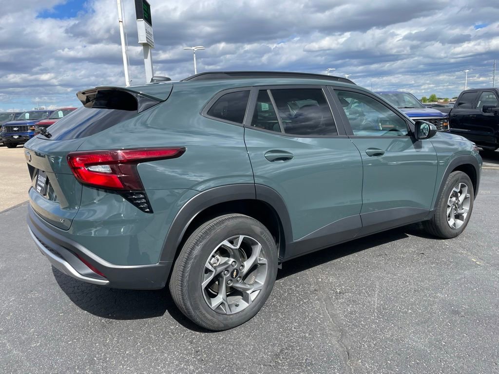 Used 2025 Chevrolet Trax LT FWD image 4