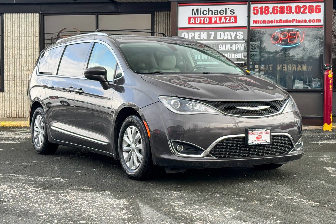 Used 2019 Chrysler Pacifica Touring-L image 1