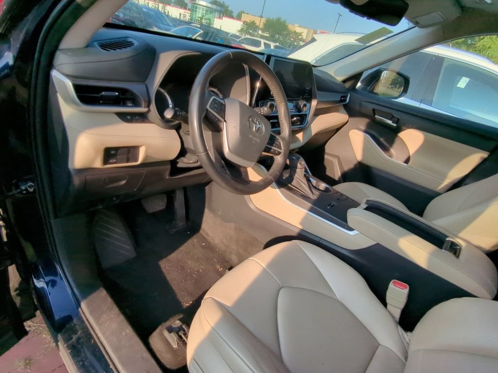 Used 2023 Toyota Highlander XLE AWD/4WD image 7