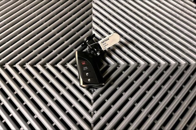 Used 2024 Lexus ES 350 w/ Premium Package image 10