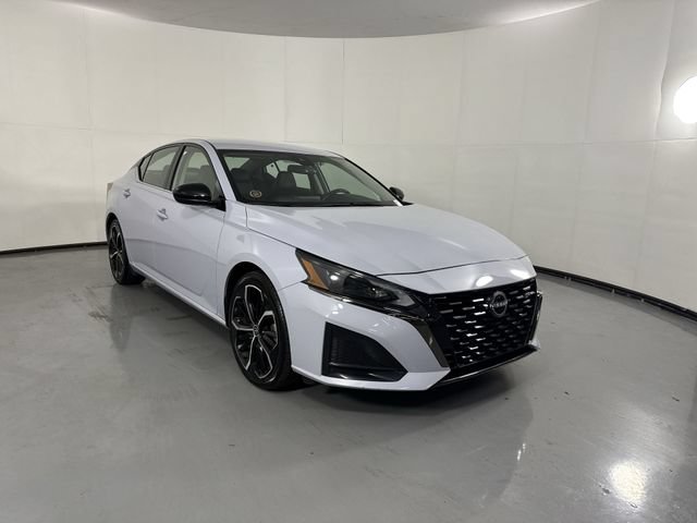 Used 2024 Nissan Altima 2.5 SR FWD image 3