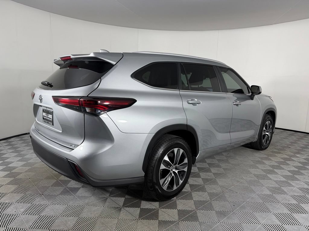 Used 2025 Toyota Highlander XLE FWD image 9