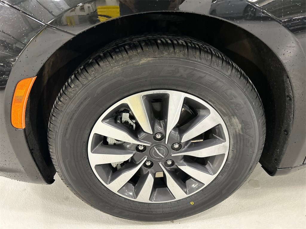 Used 2022 Chrysler Pacifica Touring-L image 8