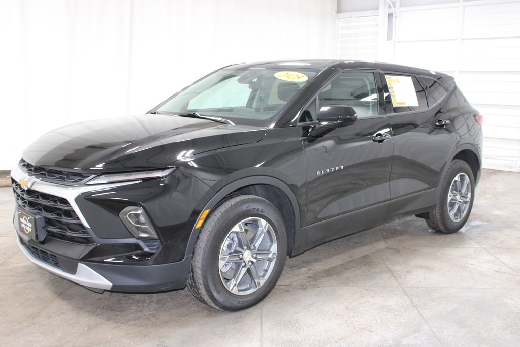 Used 2025 Chevrolet Blazer LT image 4