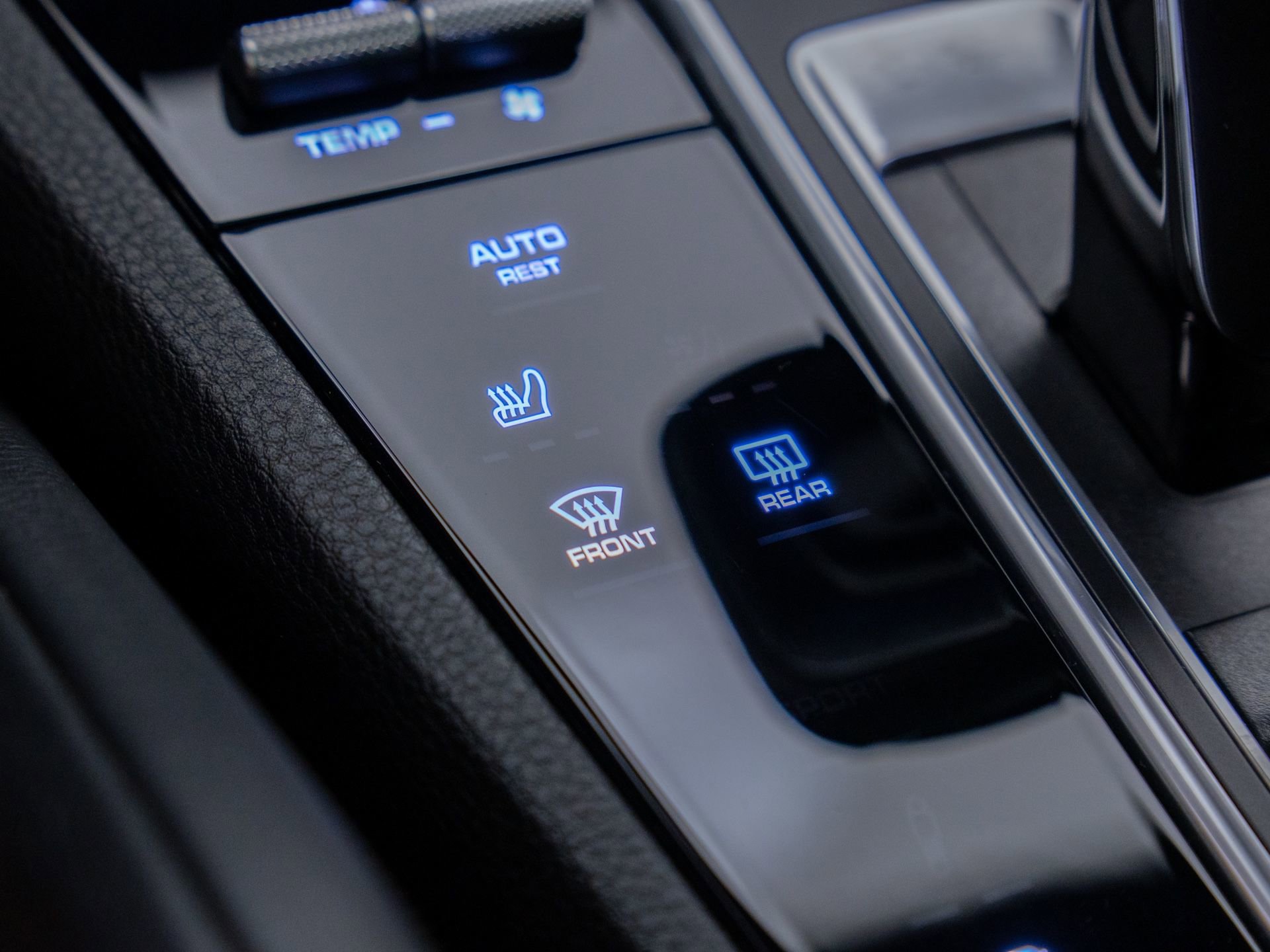 Certified 2023 Porsche Cayenne Platinum Edition image 27