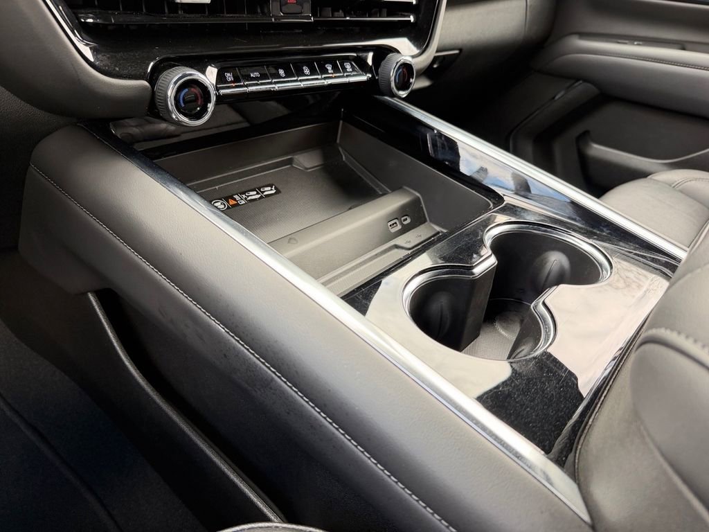 Used 2025 Chevrolet Suburban Z71 image 28