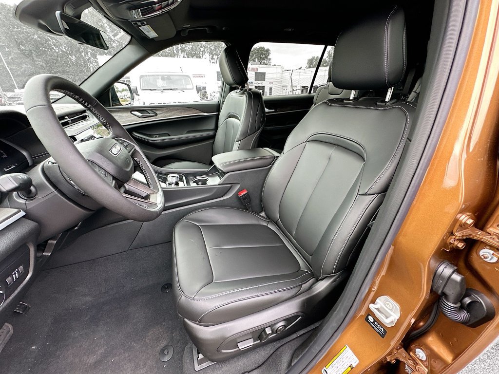 New 2026 Jeep Grand Cherokee L Limited w/ Limited Altitude Package AWD/4WD image 29