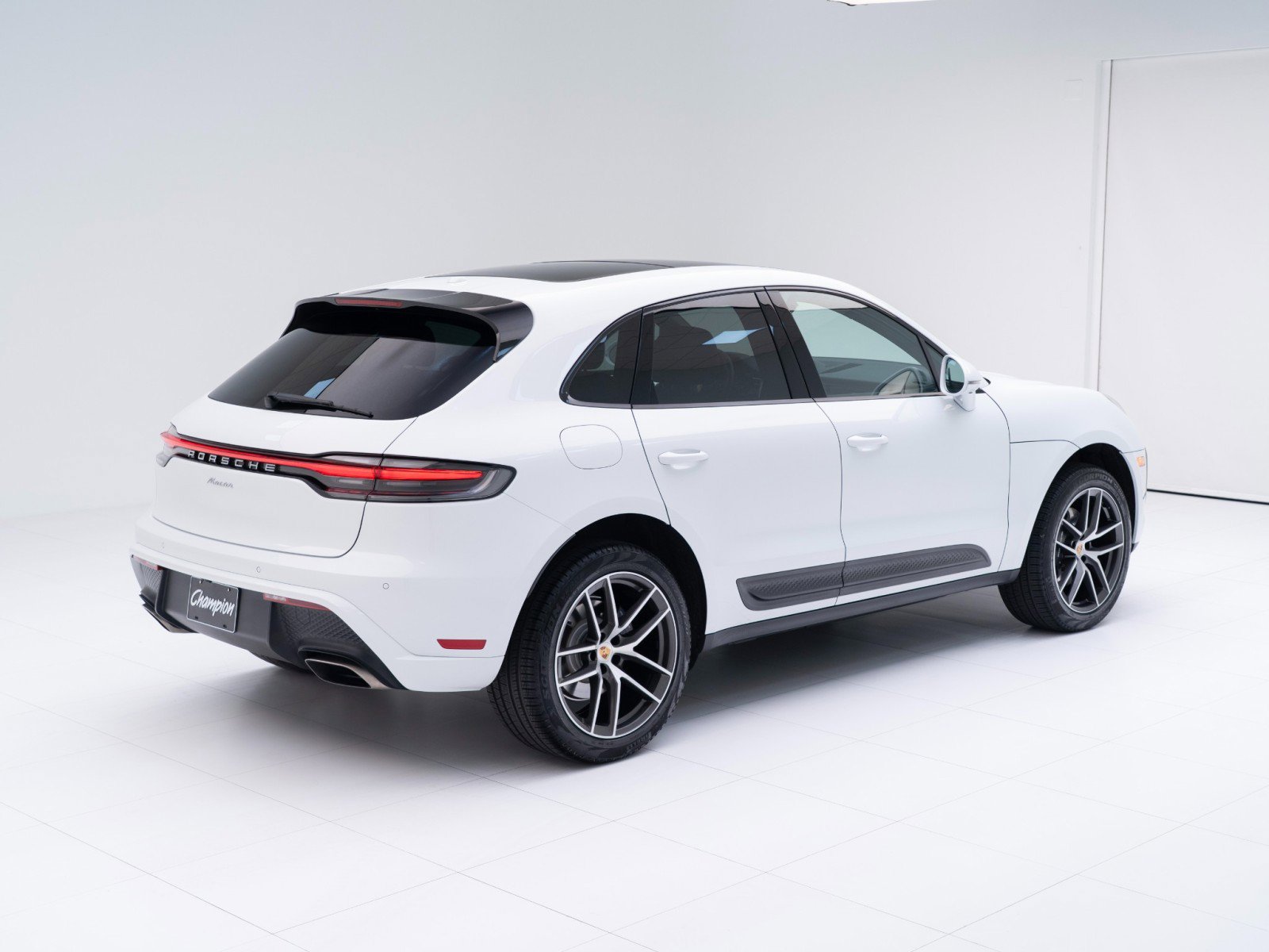 Certified 2025 Porsche Macan image 9